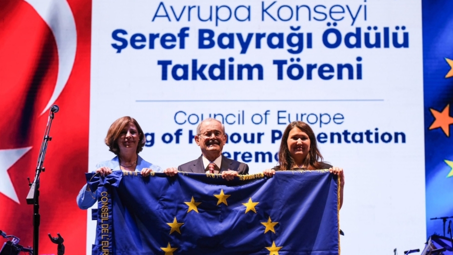 Eskişehir’e Avrupa’dan Şeref Bayrağı: Ayşe Ünlüce ödülü teslim aldı